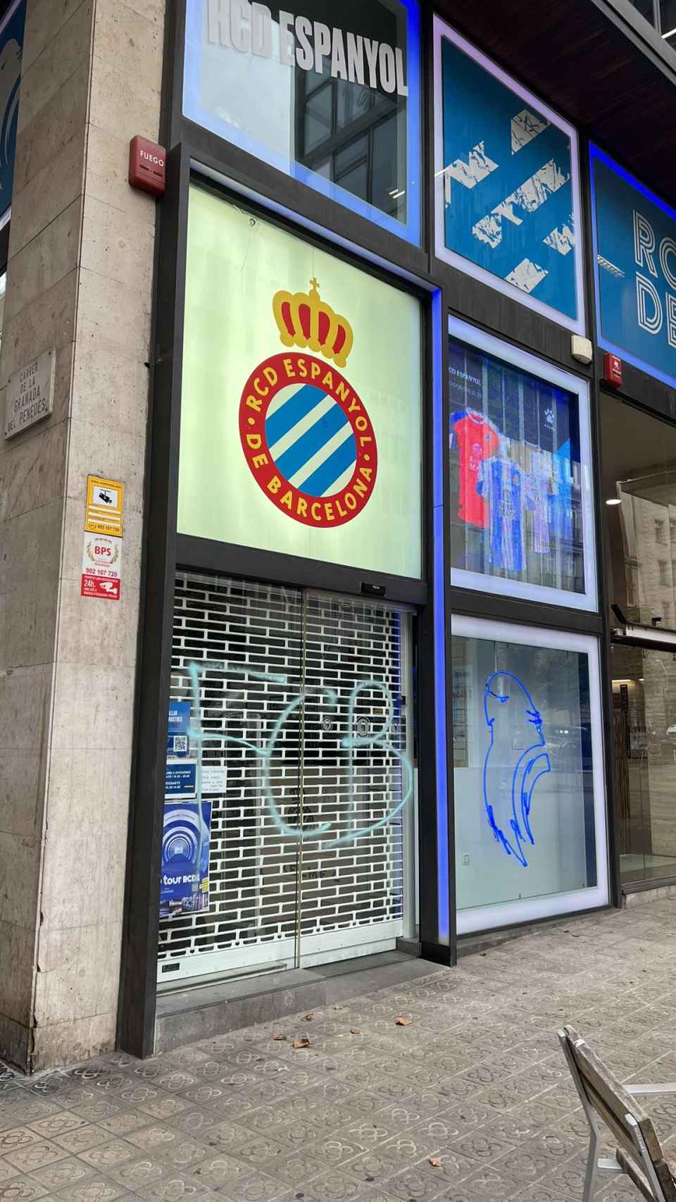 La fachada exterior de la tienda del Espanyol con pintadas del Barça