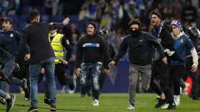 Los hinchas del Espanyol invaden el campo tras la derrota contra el Barça