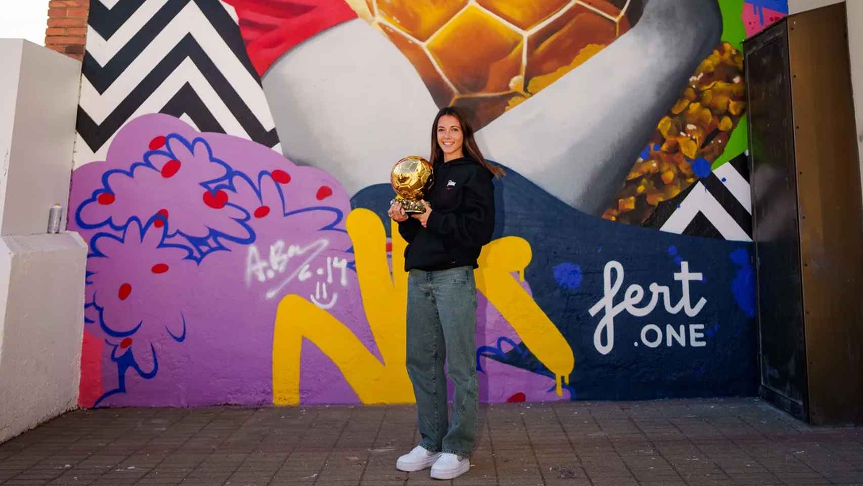 Aitana Bonmatí posa con el Balón de Oro en el mural ubicado en Sant Pere de Ribes