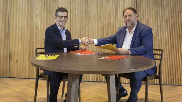 Firma del acuerdo de investidura entre el ministro de Presidencia en funciones y miembro de la comisión negociadora del PSOE, Félix Bolaños y el presidente de ERC, Oriol Junqueras