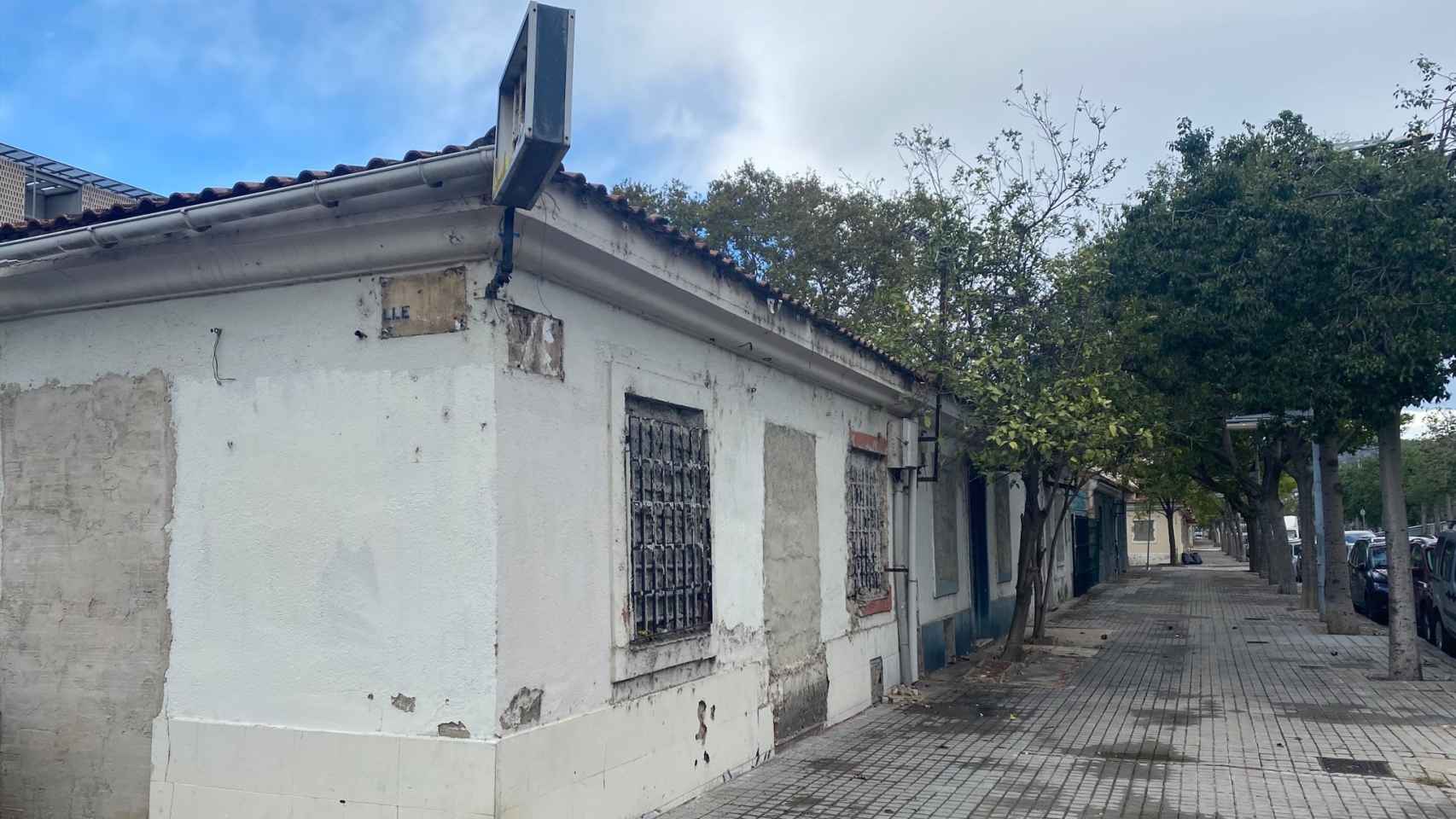 Una calle de viviendas tapiadas en las 'casas baratas' del Bon Pastor