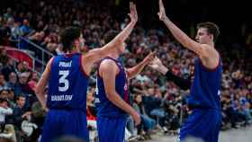 Oscar Paulí y Jan Vesely festejan el triunfo del Barça de basket en la Euroliga