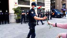 Un agente del CNP recibe un clavel ante la Jefatura de la Vía Laietana de Barcelona