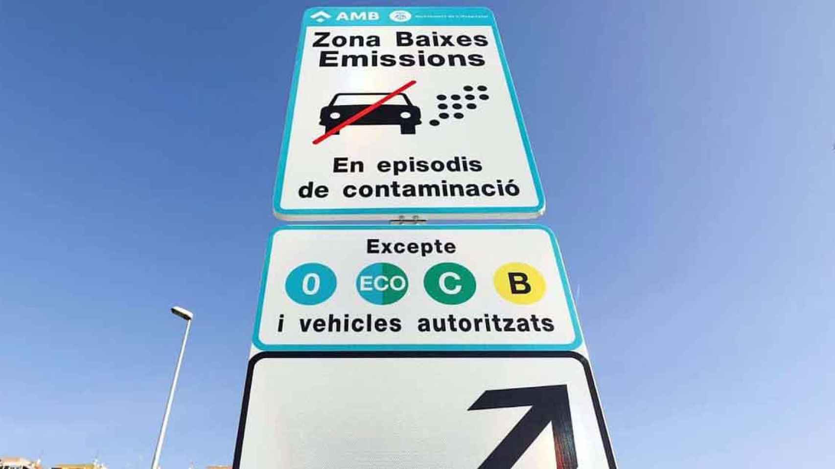 Cartel de la Zona de Bajas Emisiones de Barcelona, sólo en catalán