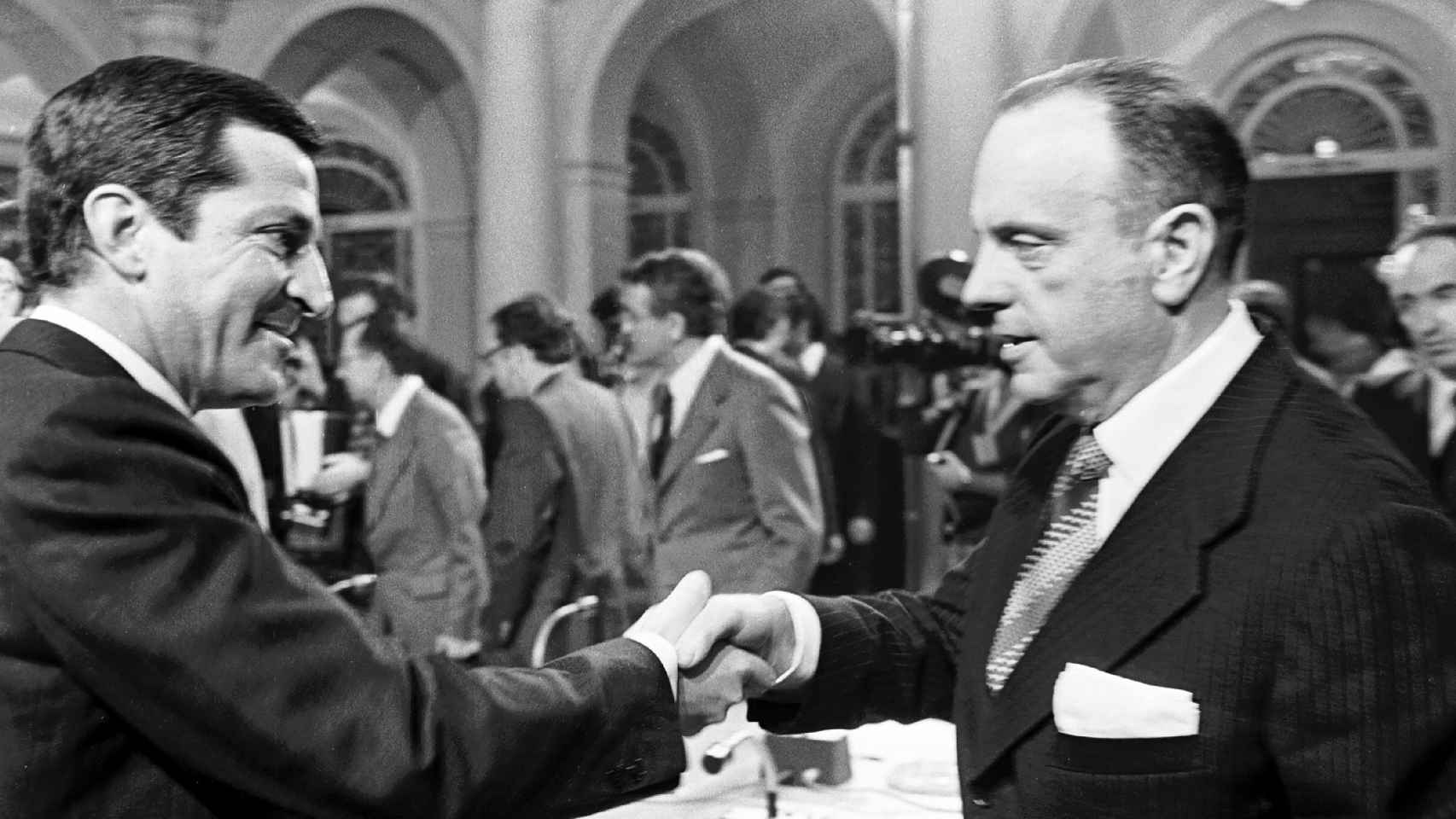 25 DE OCTUBRE DE 1978: (I-D) El presidente del Gobierno Adolfo Suárez (UCD), y el ex-ministro de Interior Manuel Fraga Iribarne (Alianza Popular), se estrechan la mano tras la firma de los Pactos de la Moncloa