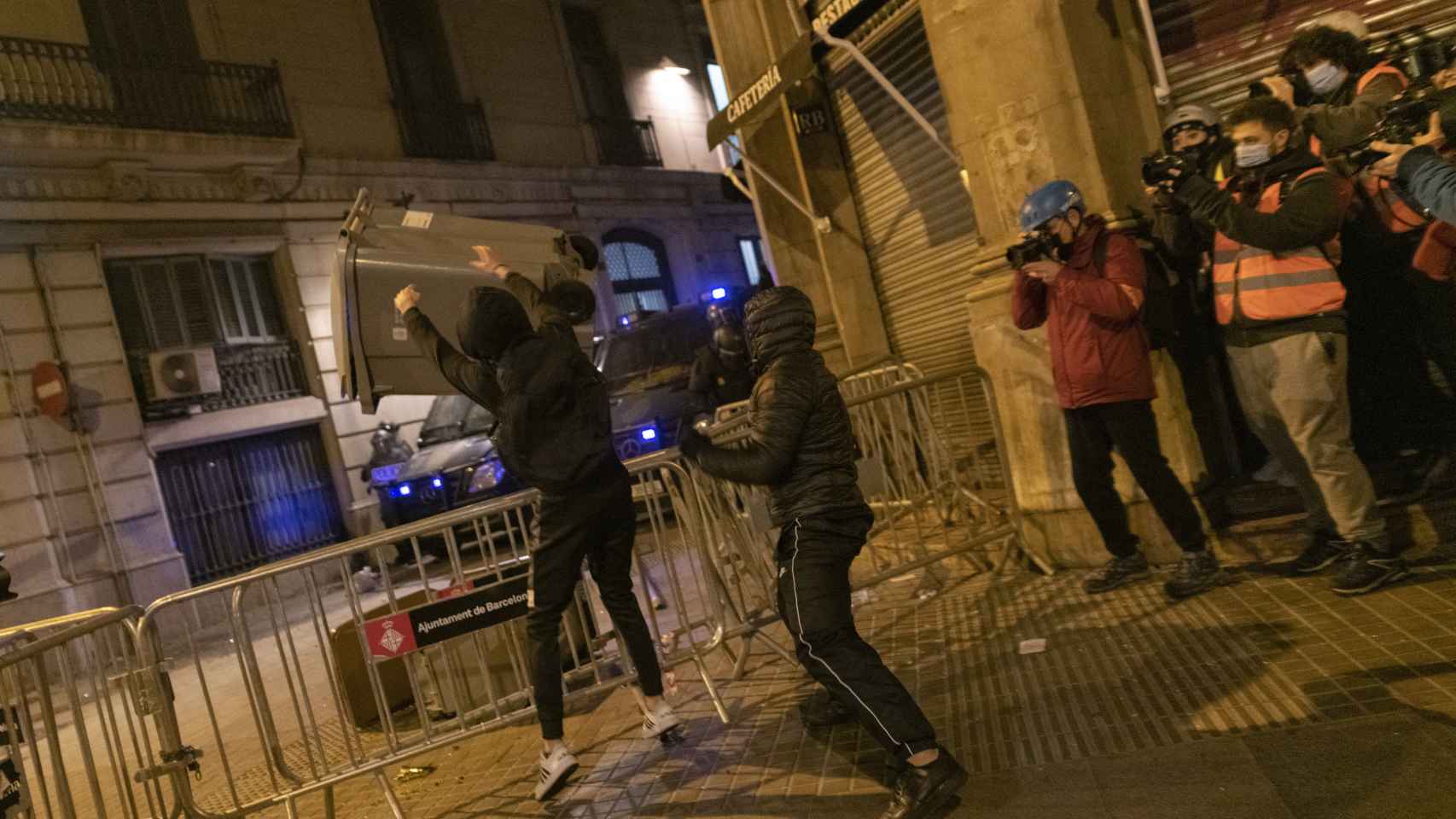 Altercados tras la manifestación contra el encarcelamiento de Pablo Hasél en el sexto día de protestas en Barcelona, Cataluña (España), a 21 de febrero de 2021
