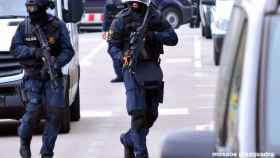 Efectivos de Mossos d'Esquadra con equipo antiterrorista