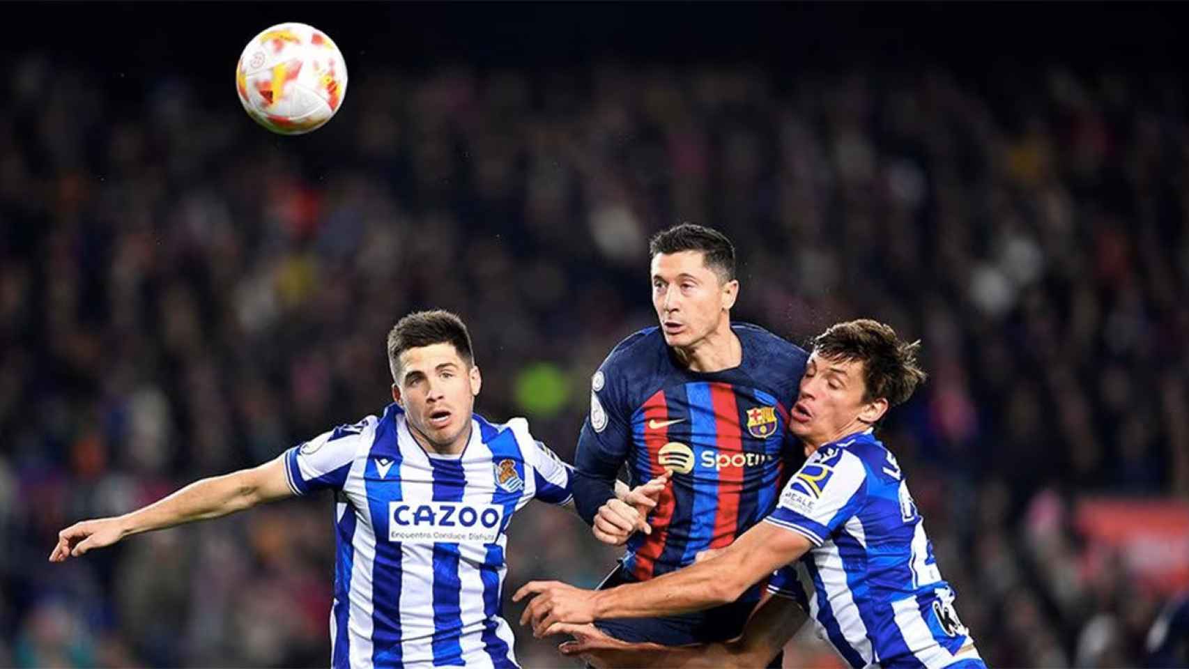 Lewandowski, luchando por un balón con jugadores de la Real Sociedad