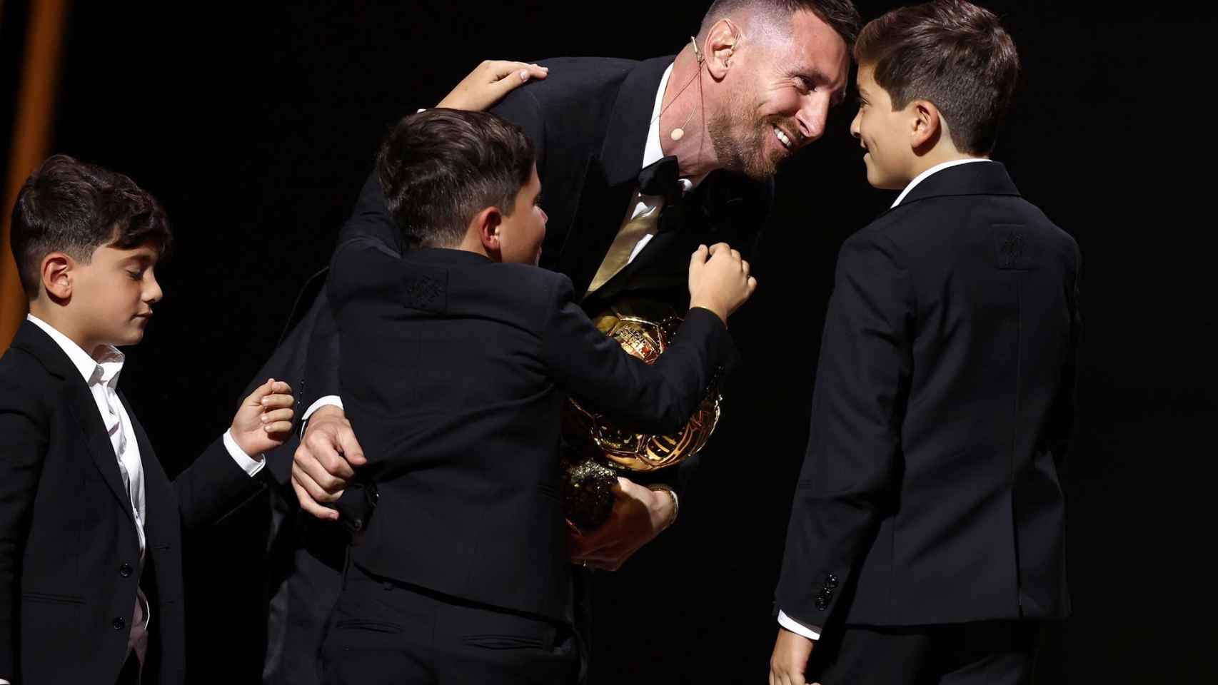 Leo Messi, junto a sus hijos tras recibir el octavo Balón de Oro