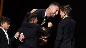 Leo Messi, junto a sus hijos tras recibir el octavo Balón de Oro