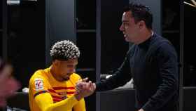 Xavi aprieta la mano de Araujo en el vestuario visitante en Anoeta