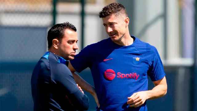 Xavi Hernández y Robert Lewandowski, en un entrenamiento