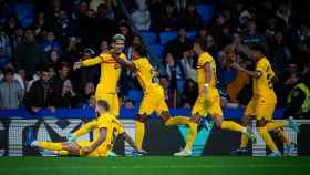 Los jugadores del Barça abrazan a Ronald Araujo por el gol del triunfo en Anoeta