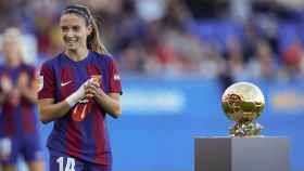 Aitana Bonmatí festeja la conquista del Balón de Oro junto a la afición del Barça