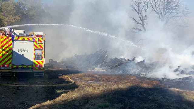 Un camión de bomberos intentando apagar el incendio de Castellar del Vallès