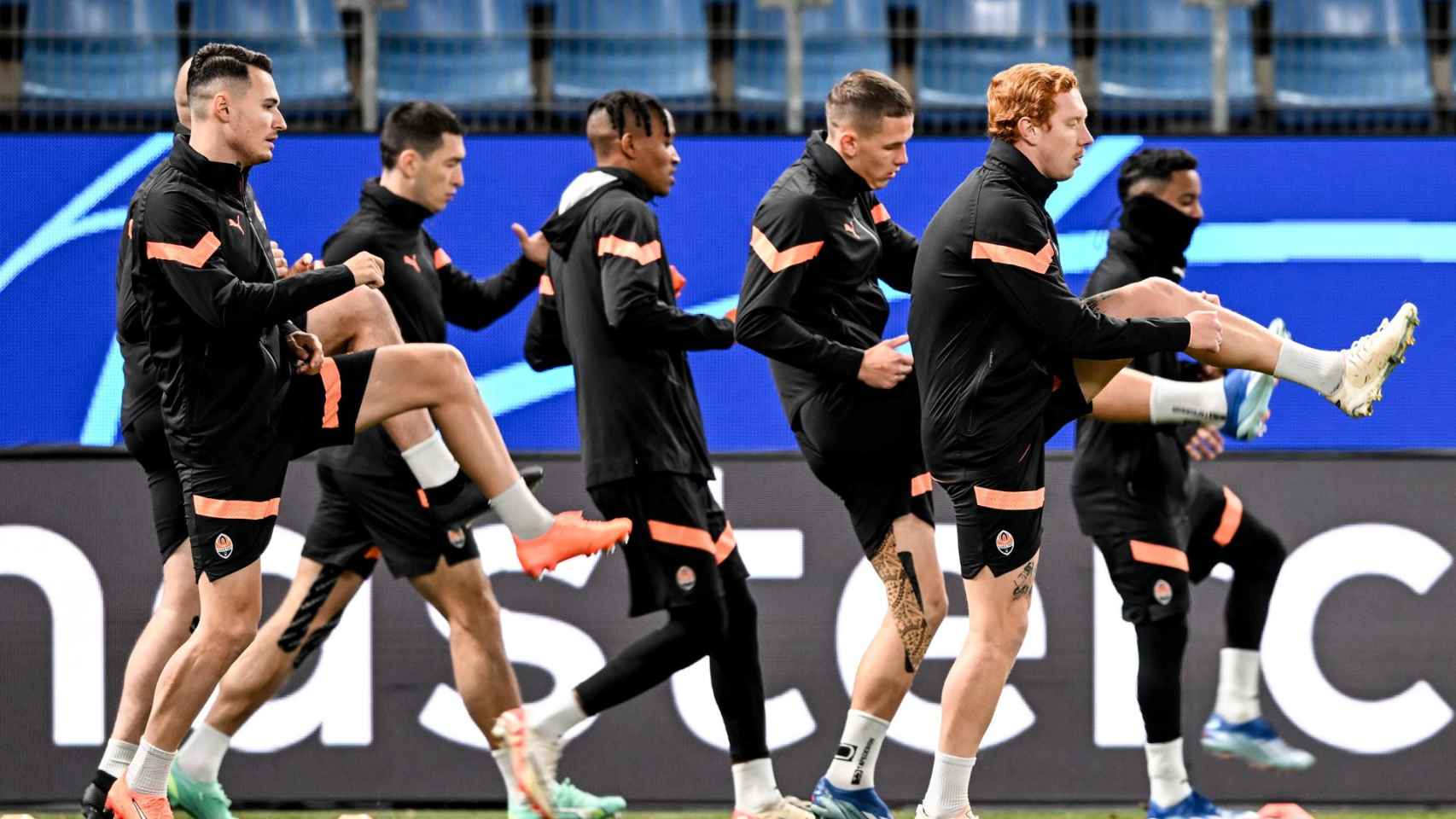 Los jugadores del Shakhtar se entrenan en el campo del Hamburgo