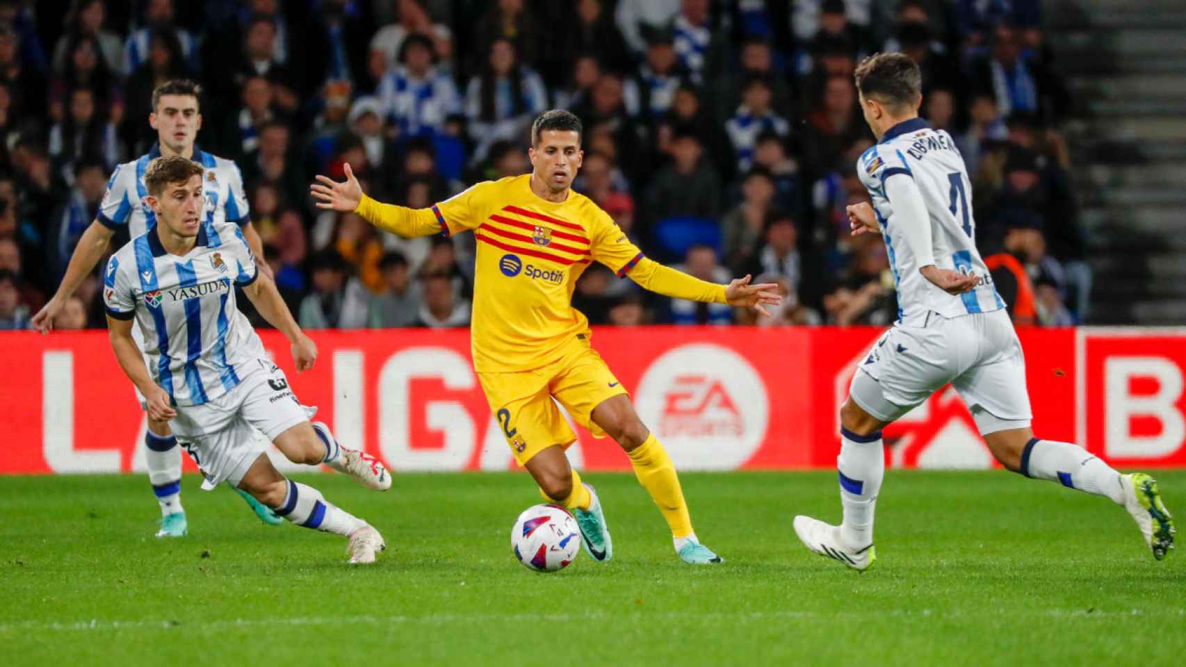 Joao Cancelo controla un balón contra la Real Sociedad en Liga