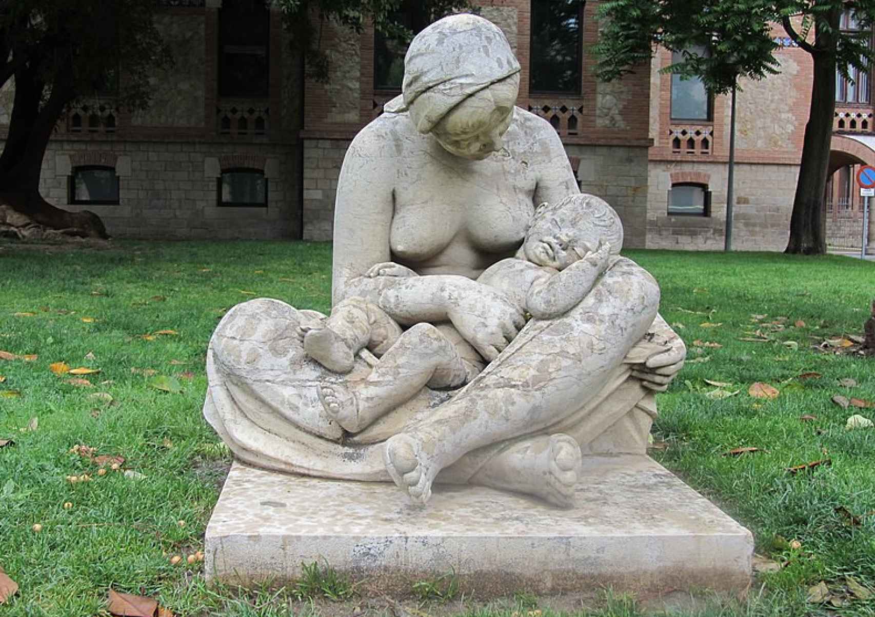 Escultura llamada 'Maternidad. Ayuda al desvalido' de Luisa Granero