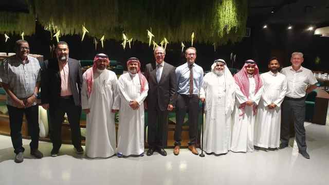 Josep Maria Martí, consejero delegado de Moventis, y Jordi Castells, director general y responsable de la operativa de Moventis en Arabia Saudí, junto con los socios saudíes