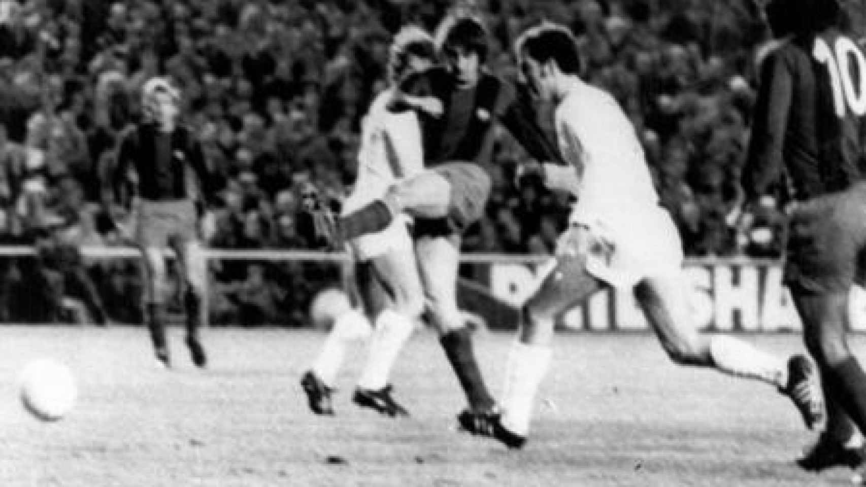 Johan Cruyff marca un gol al Real Madrid en el famoso 0-5