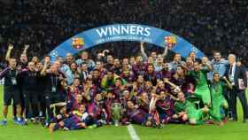 La plantilla del Barça posa con la Champions de 2015