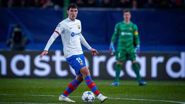 Joao Cancelo conduce el balón, presionado durante el Shakhtar-Barça