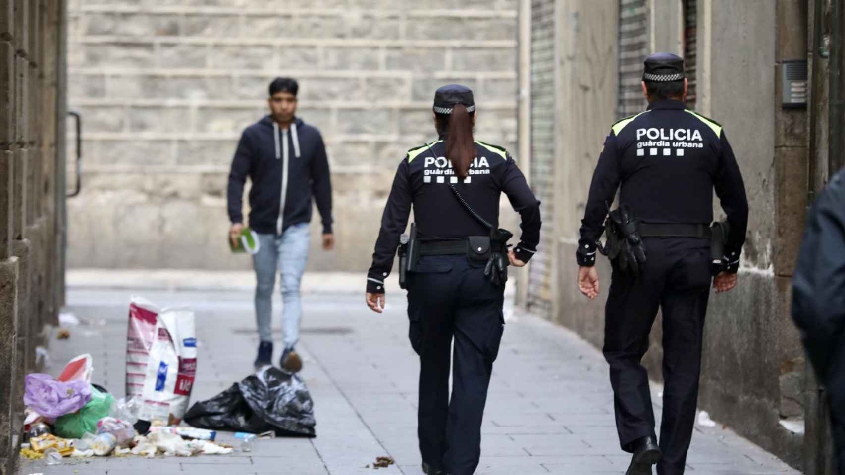 Dos agentes de la Guardia Urbana de Barcelona, en Ciutat Vella