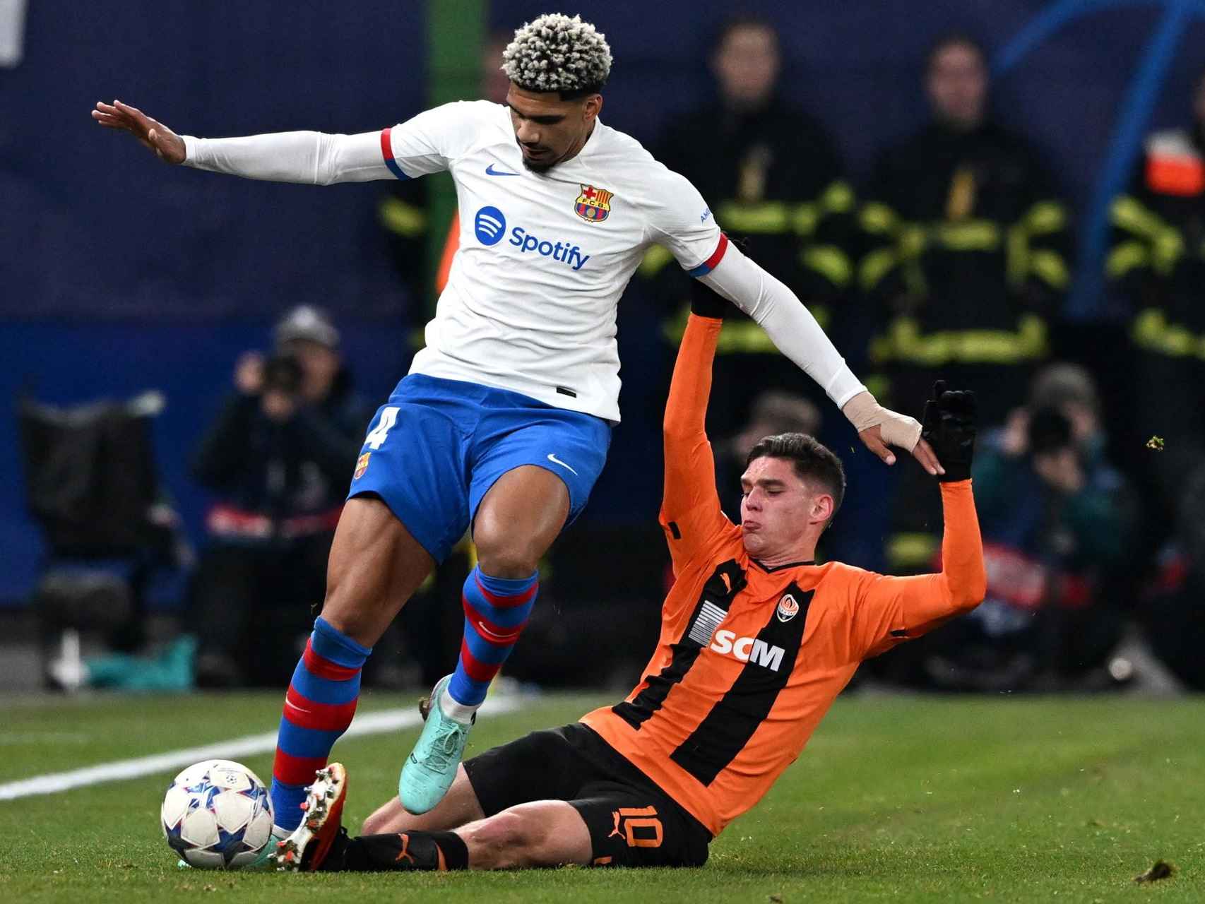 Ronald Araujo, durante el partido contra el Shakhtar Donetsk en Hamburgo