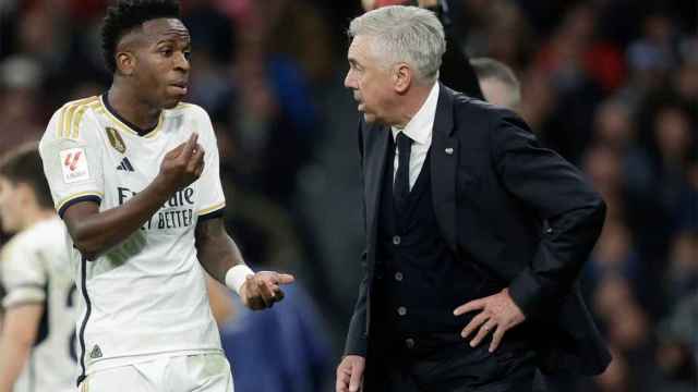 Ancelotti y Vinicius Jr, conversando durante el Real Madrid-Rayo