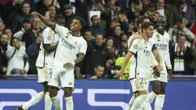 Rodrygo festeja con la afición el triunfo del Real Madrid en la Champions
