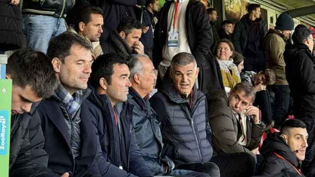 Deco, acompañado por Rafa Yuste y Enric Masip, en un partido de la Youth League