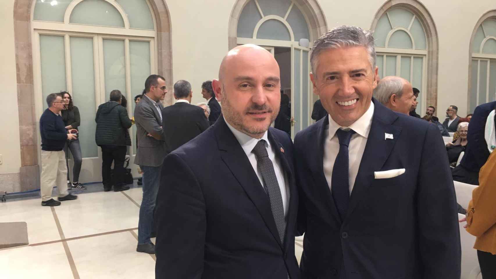 El cónsul de Israel (d), con Carlos Priet, delegado del Gobierno en Cataluña