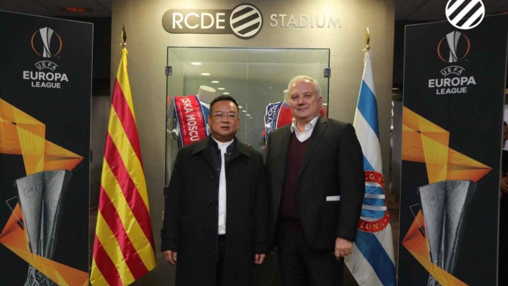 Aleksandr Pankov (d), cónsul ruso en Barcelona, con Chen Yansheng, presidente del RCD Espanyol