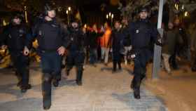 El líder de Desokupa, Dani Esteve (d) junto a decenas de personas en contra de la amnistía, se dirigen a la sede del PSOE en la calle Ferraz, a 7 de noviembre de 2023