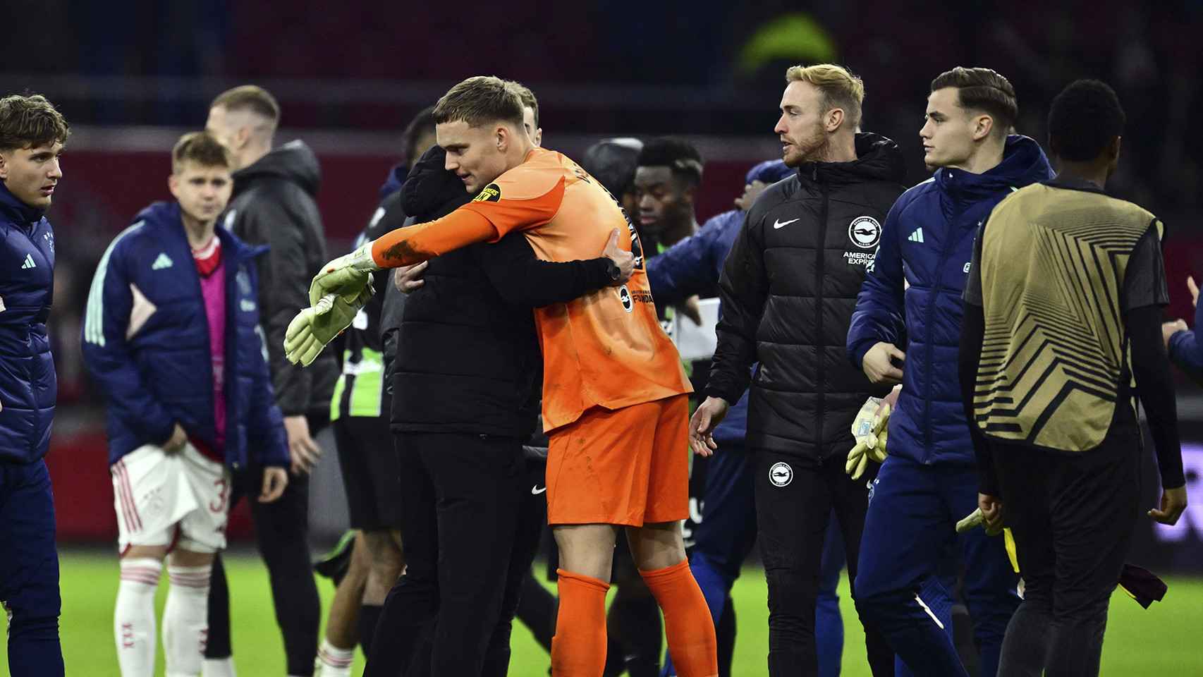 El abrazo de los jugadores del Ajax y el Brighton tras el partido de la Europa League