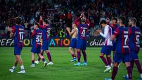 Los jugadores del Barça aplauden a los aficionados que asistieron a Montjuïc