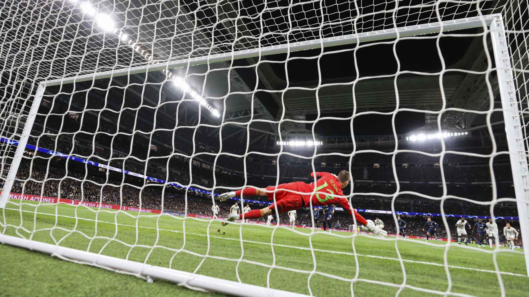 Andriy Lunin detiene un penalti contra el Sporting de Braga en Champions League