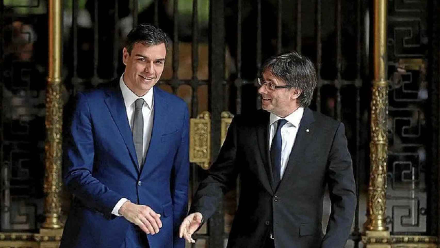 El presidente del Gobierno en funciones, Pedro Sánchez, y el expresidente de la Generalitat, Carles Puigdemont