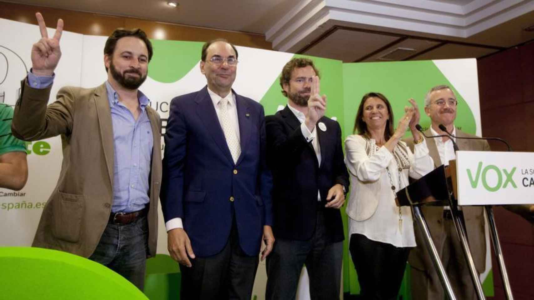 Santiago Abascal (1i), con Aleix Vidal-Quadras, a su lado, con Vox
