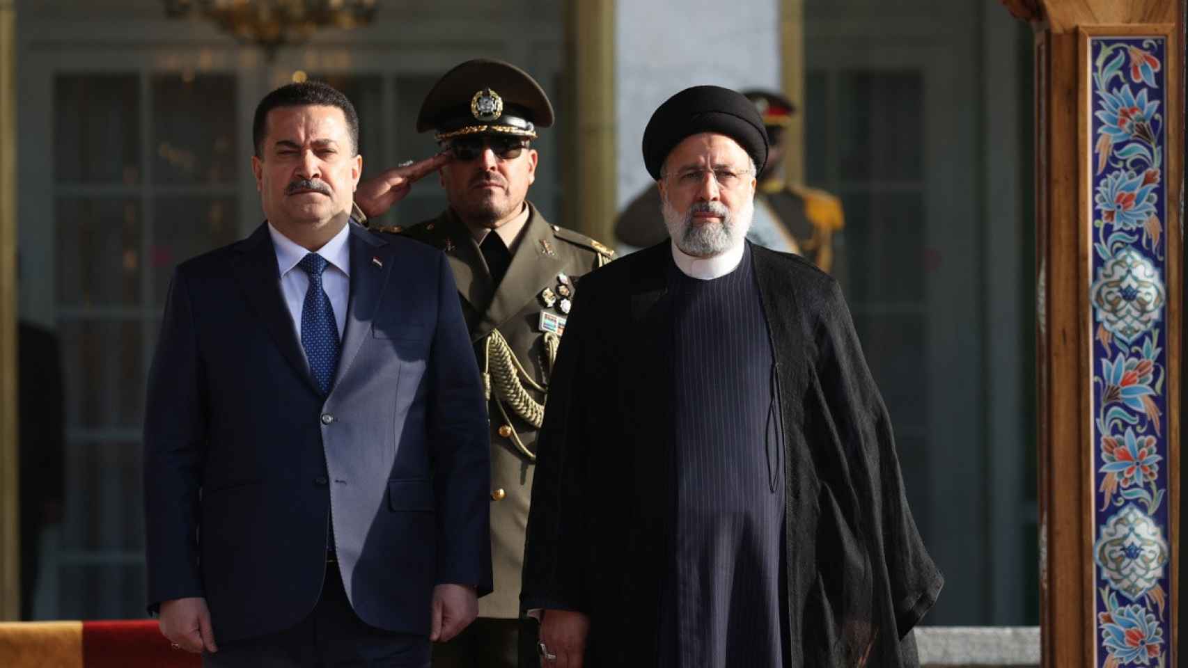 El presidente de Irán, el ayatolá Ebrahim Raisi (derecha)