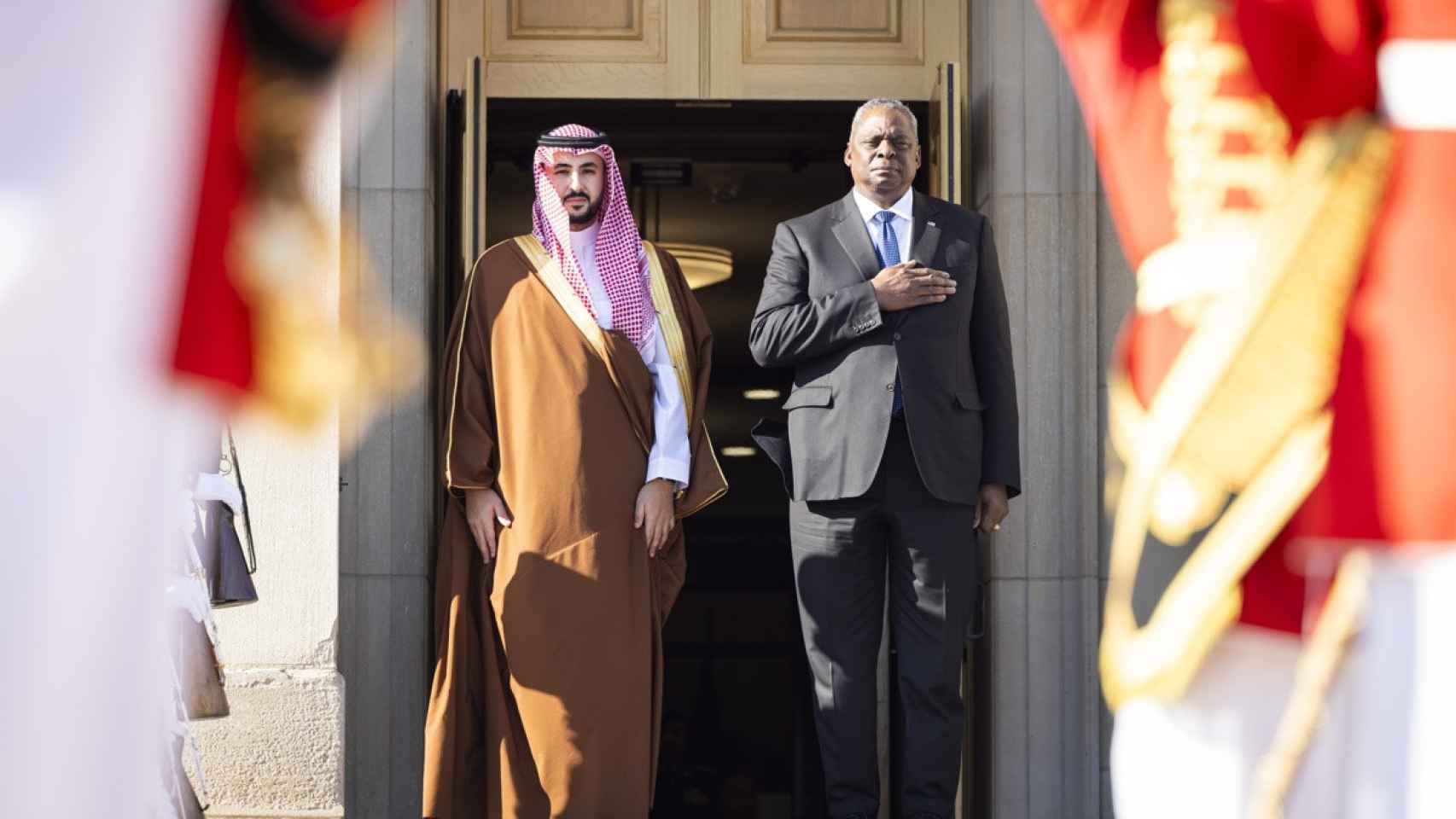 El secretario de Defensa de Estados Unidos recibe a una delegación de su aliado saudí