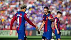 El saludo entre Ronald Araujo y Ferran Torres en un partido del Barça en la Liga