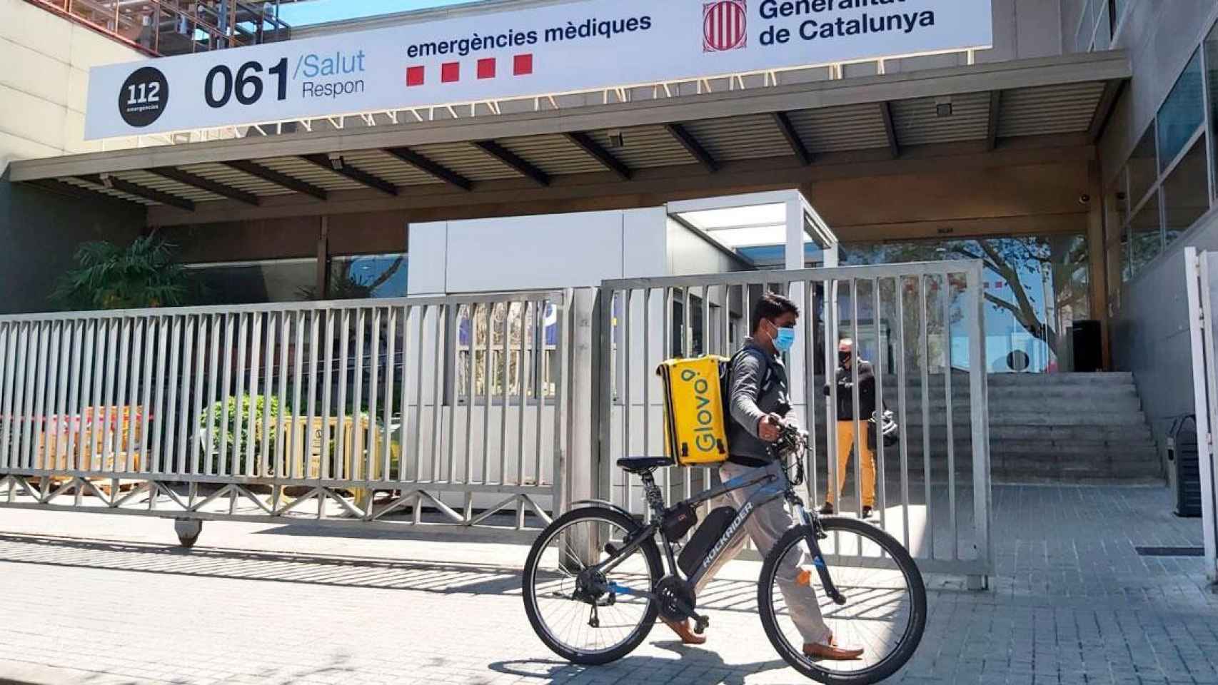 Un 'rider' en la sede del SEM en L'Hospitalet de Llobregat