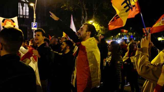 Un manifestante hace un saludo fascista frente a la Delegación del Gobierno en Barcelona