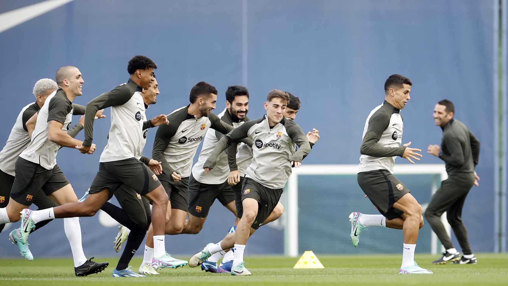 Los futbolistas del Barça entrenan en la previa del partido contra el Alavés