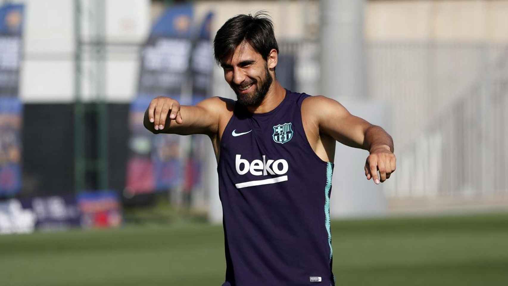 André Gomes, sonriente, durante un entrenamiento con el Barça