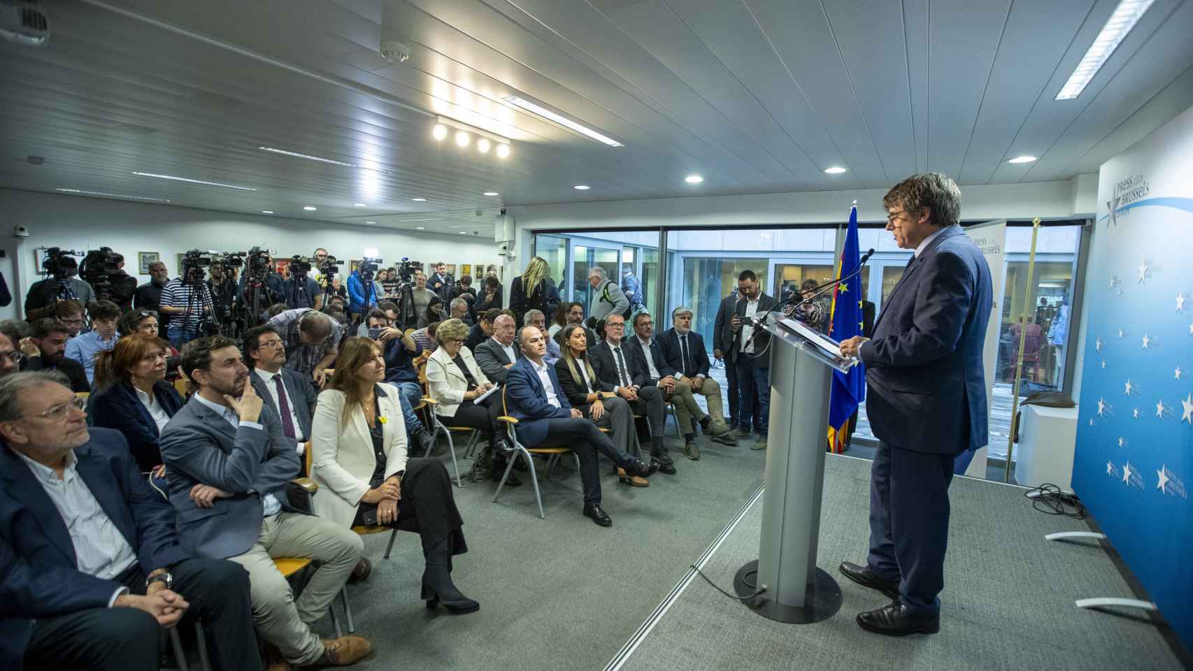 El expresidente de la Generalitat y eurodiputado de Junts, Carles Puigdemont, comparece en una rueda de prensa para explicar los detalles del acuerdo de investidura con el PSOE, en el Parlamento Europeo, a 9 de noviembre de 2023, en Bruselas (Bélgica).