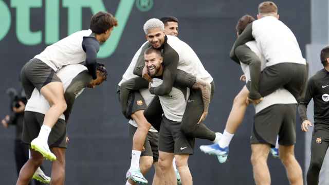 Los jugadores del FC Barcelona, pasándolo en grande durante un entrenamiento