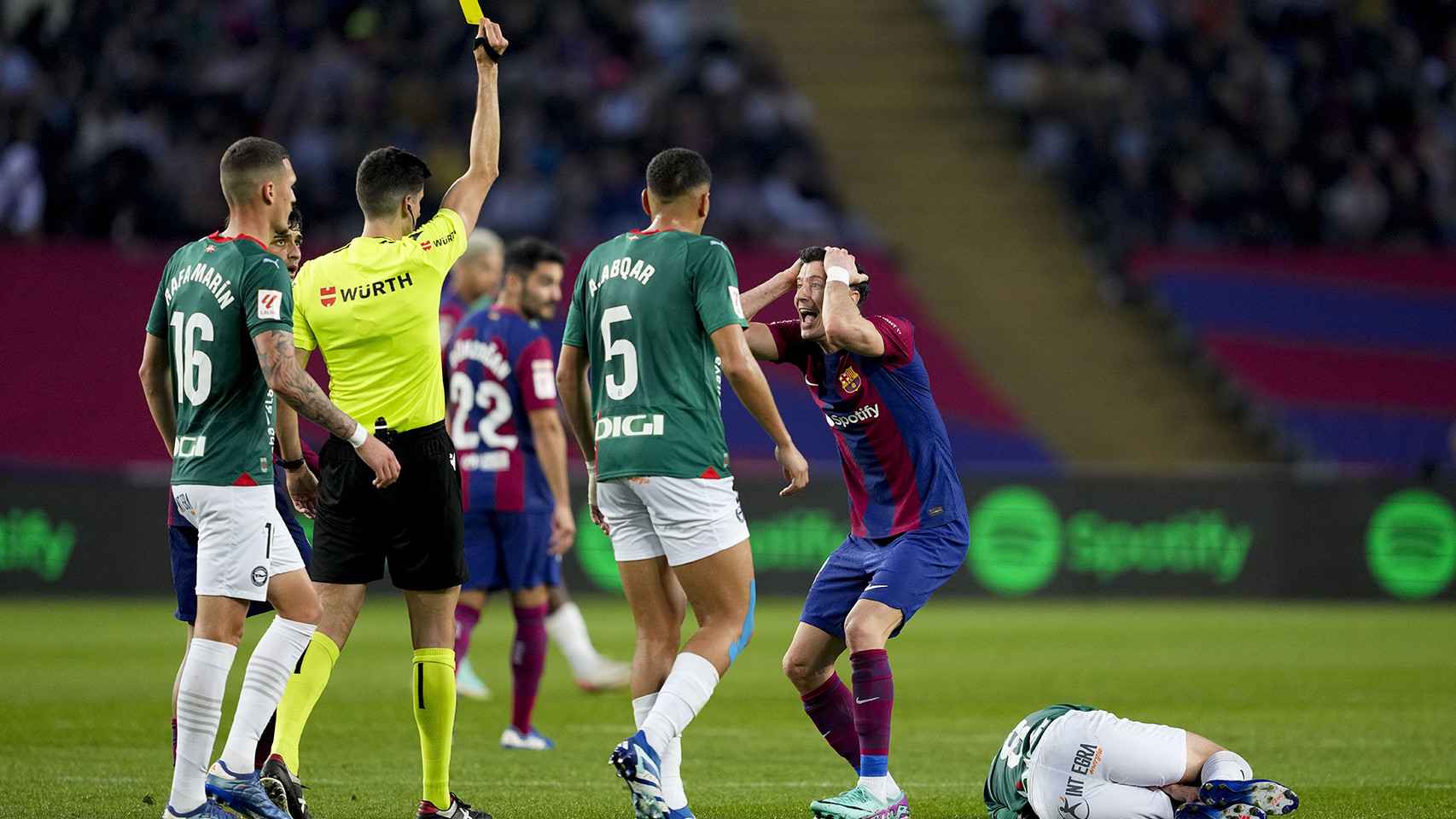Lewandowski alucina por la tarjeta amarilla que recibió en el Barça-Alavés