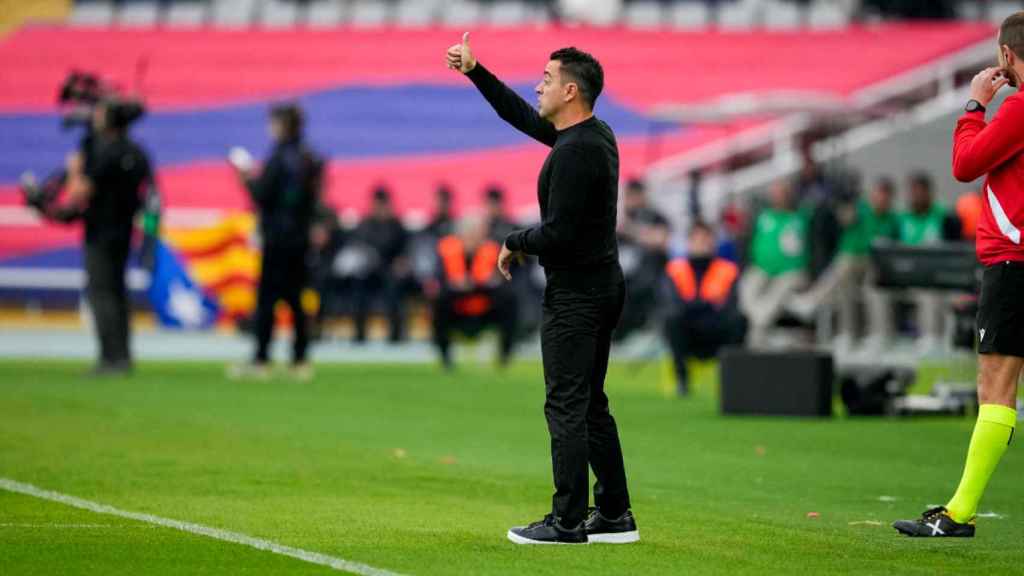 Xavi Hernández se comunica con sus jugadores durante el Barça-Alavés